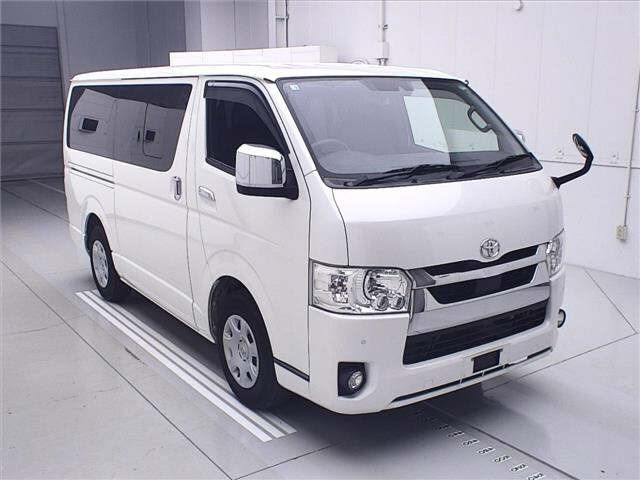 TOYOTA HIACE — фото