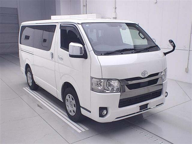 TOYOTA HIACE — фото