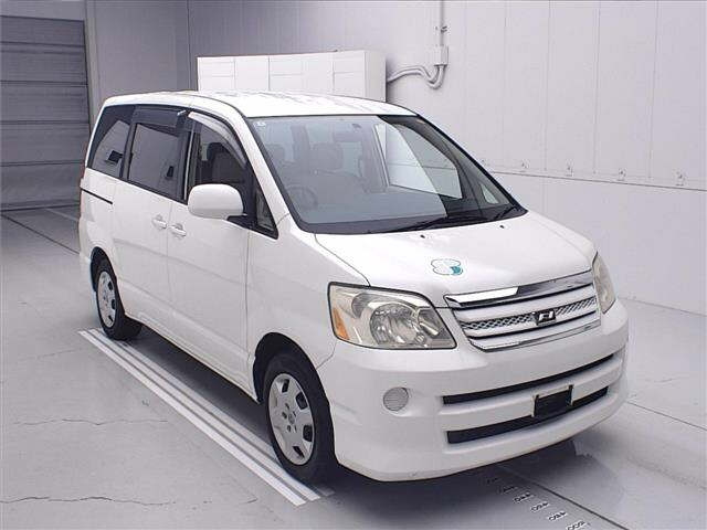 TOYOTA NOAH — фото
