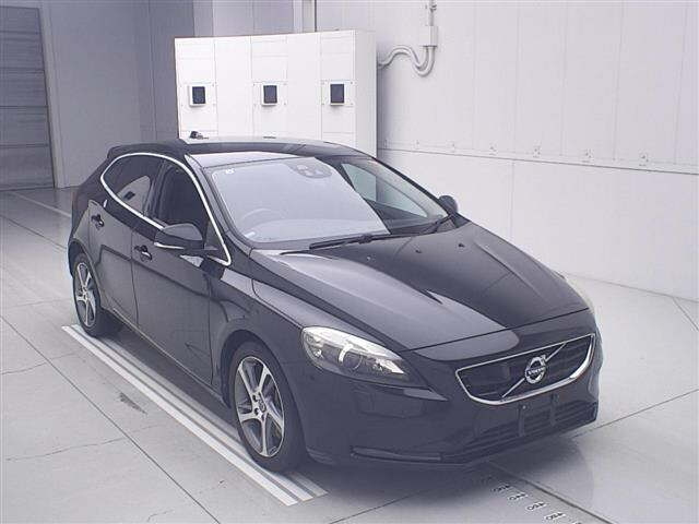 VOLVO V40 — фото
