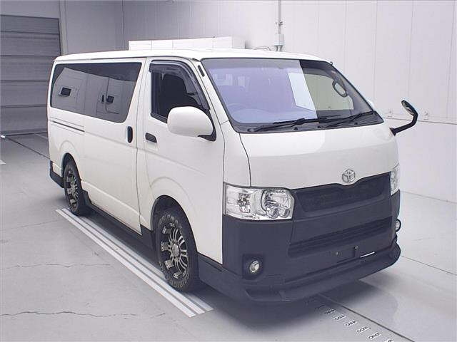 TOYOTA HIACE — фото