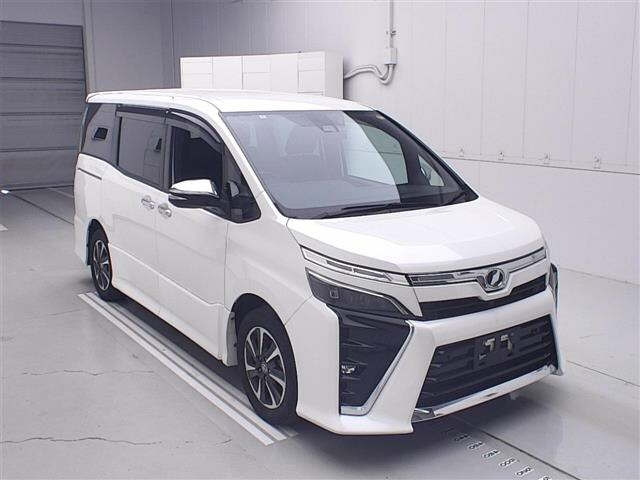 TOYOTA VOXY — фото