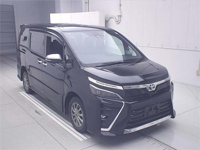 TOYOTA VOXY — фото