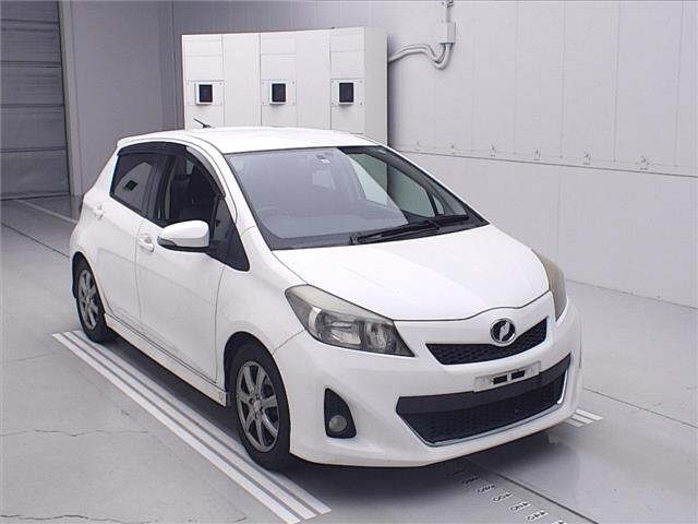 TOYOTA VITZ — фото