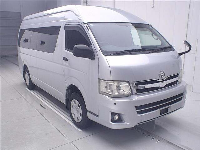 TOYOTA HIACE — фото