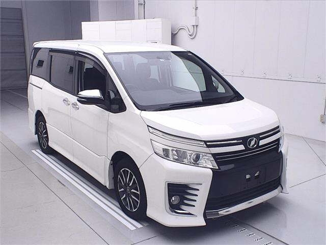 TOYOTA VOXY — фото