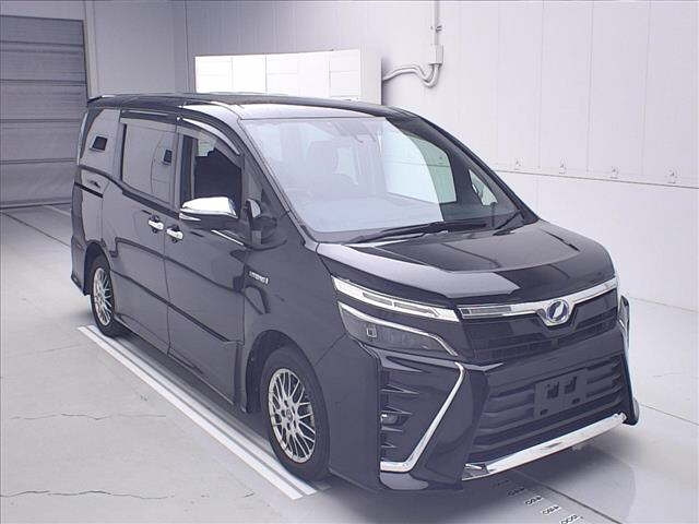 TOYOTA VOXY — фото