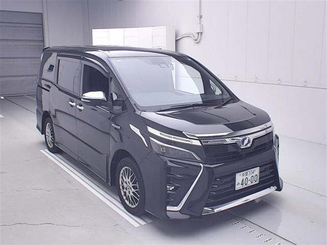 TOYOTA VOXY — фото