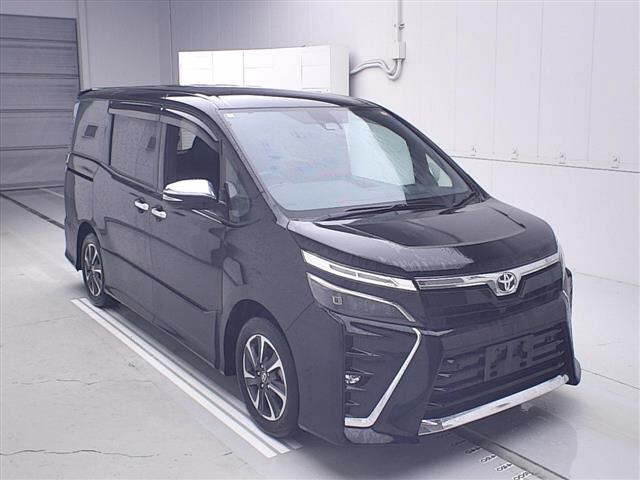 TOYOTA VOXY — фото