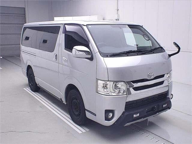 TOYOTA HIACE — фото