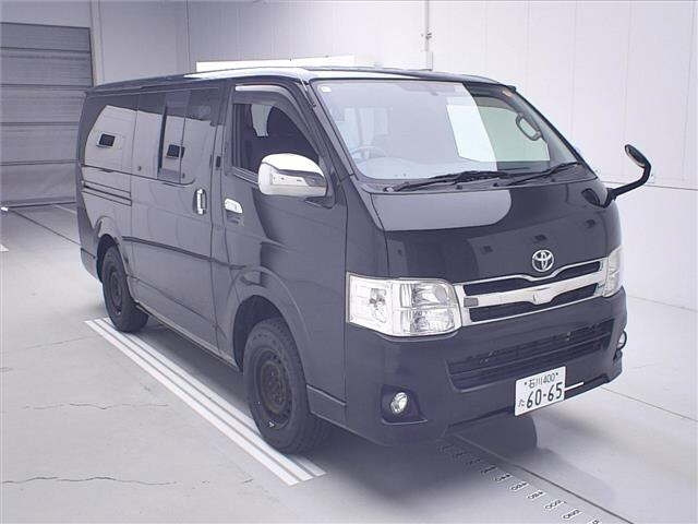 TOYOTA HIACE — фото
