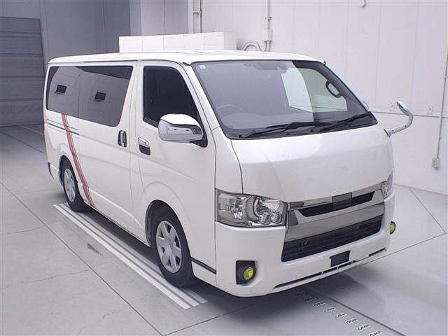 TOYOTA HIACE — фото