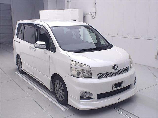 TOYOTA VOXY — фото