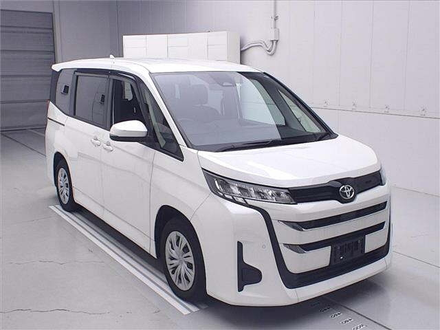 TOYOTA NOAH — фото