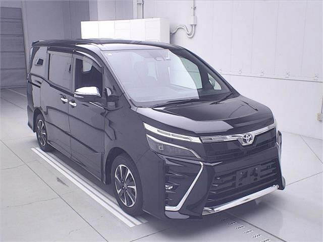 TOYOTA VOXY — фото