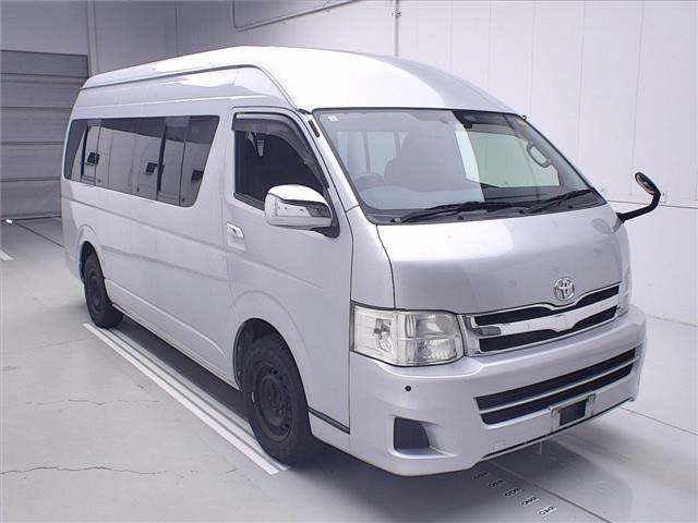 TOYOTA HIACE — фото