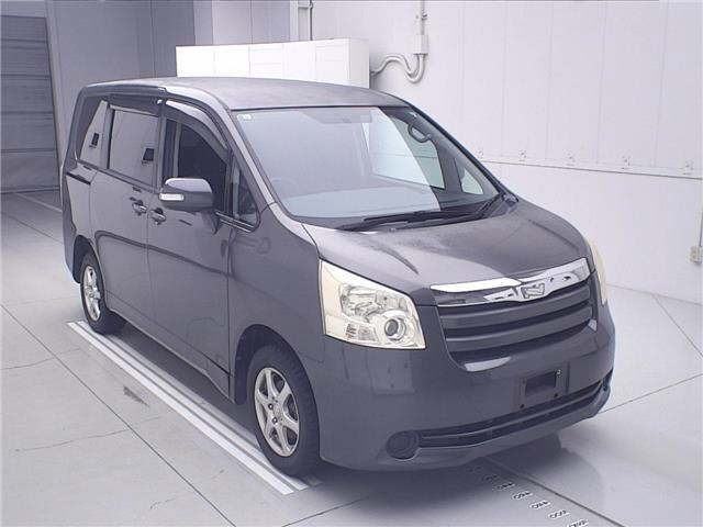 TOYOTA NOAH — фото