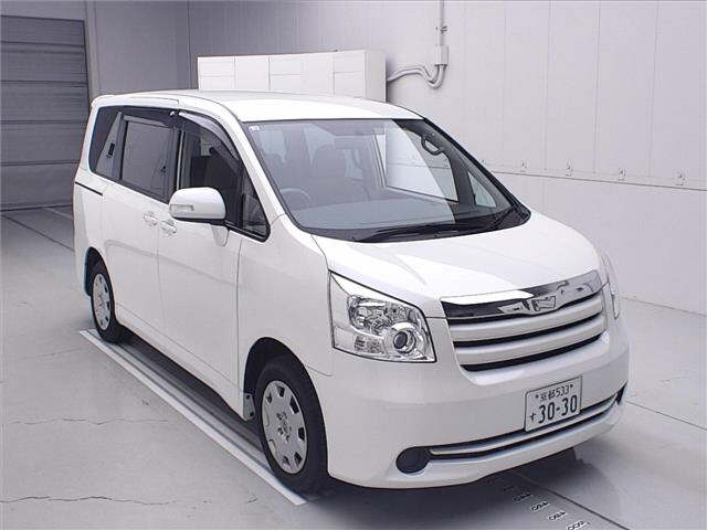 TOYOTA NOAH — фото