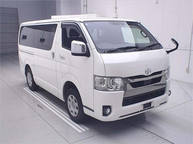 TOYOTA HIACE — фото