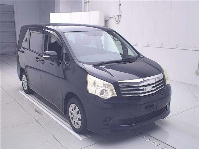 TOYOTA NOAH — фото