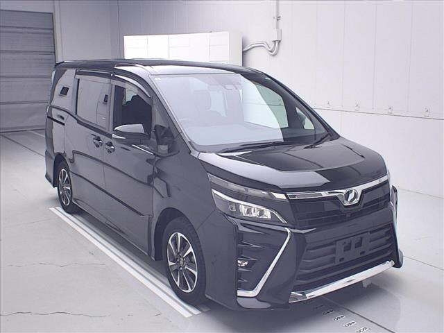 TOYOTA VOXY — фото