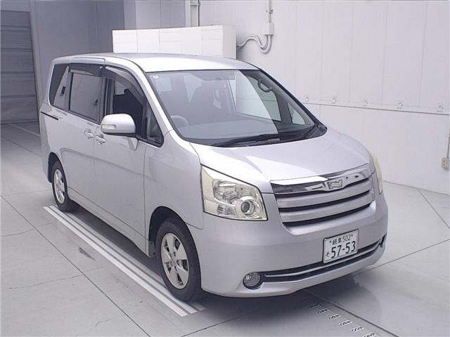 TOYOTA NOAH — фото