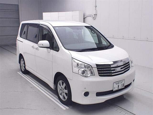 TOYOTA NOAH — фото