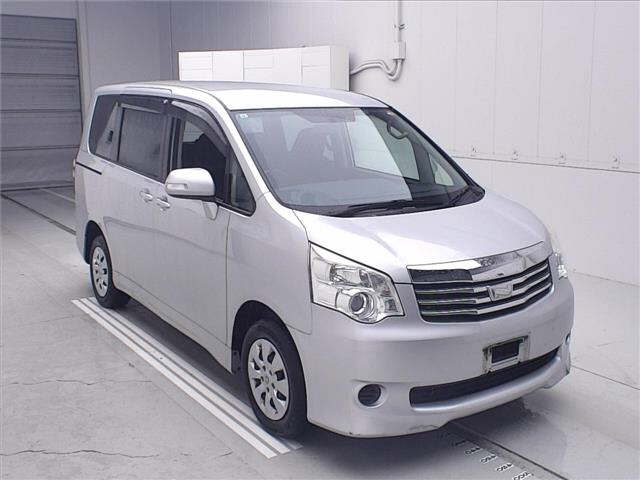 TOYOTA NOAH — фото