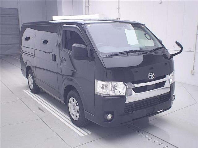 TOYOTA HIACE — фото