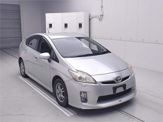 TOYOTA PRIUS — фото