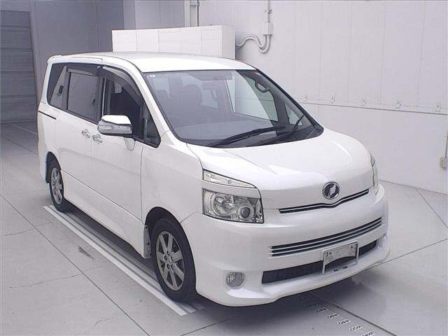 TOYOTA VOXY — фото