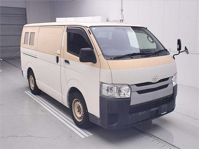 TOYOTA HIACE — фото