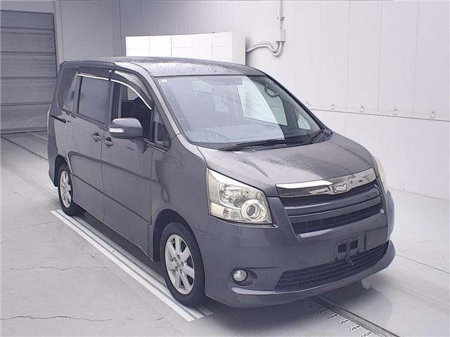 TOYOTA NOAH — фото