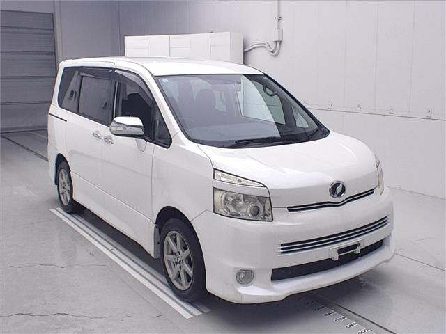 TOYOTA VOXY — фото