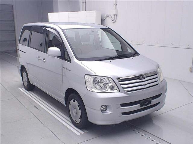 TOYOTA NOAH — фото