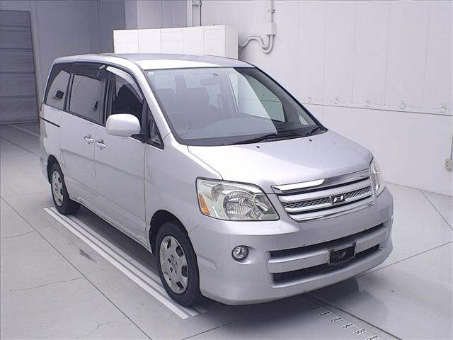 TOYOTA NOAH — фото