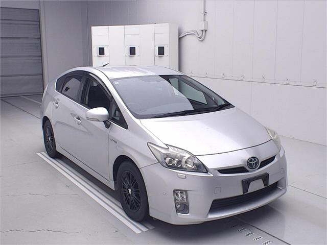 TOYOTA PRIUS — фото
