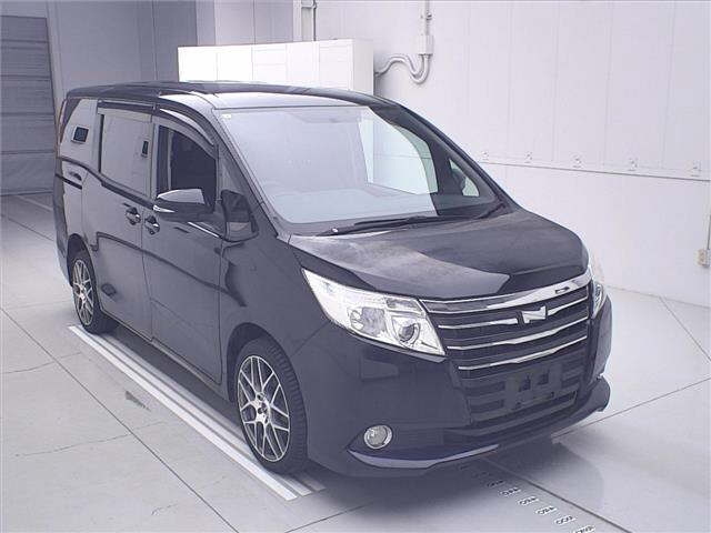TOYOTA NOAH — фото
