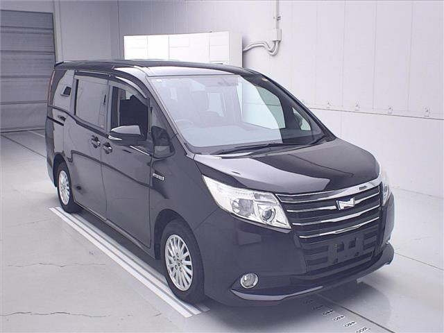 TOYOTA NOAH — фото