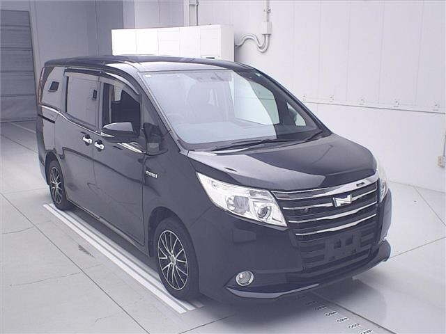 TOYOTA NOAH — фото