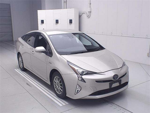TOYOTA PRIUS — фото
