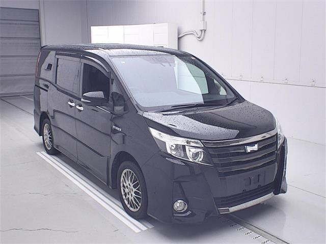 TOYOTA NOAH — фото
