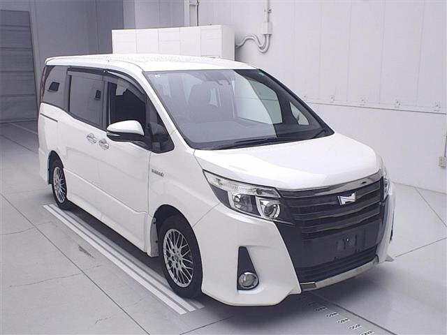 TOYOTA NOAH — фото