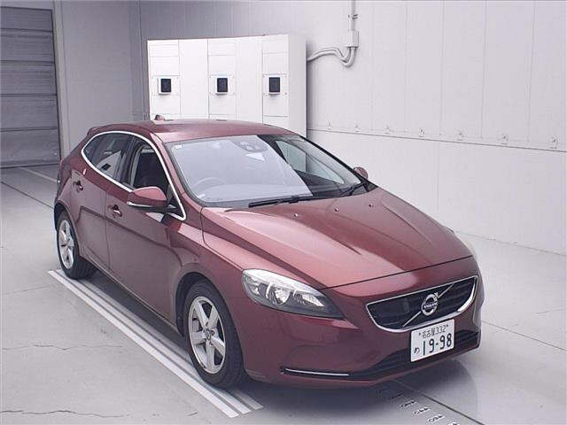 VOLVO V40 — фото