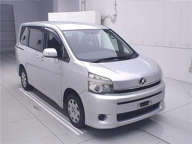 TOYOTA VOXY — фото