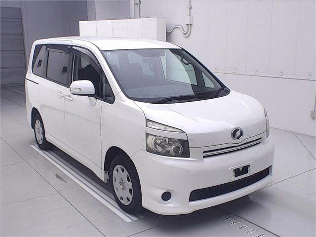 TOYOTA VOXY — фото