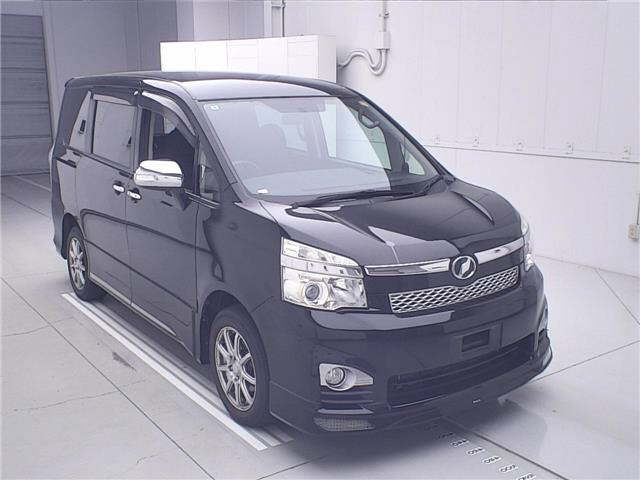 TOYOTA VOXY — фото
