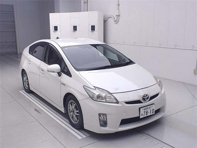 TOYOTA PRIUS — фото