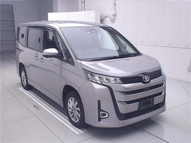 TOYOTA NOAH — фото