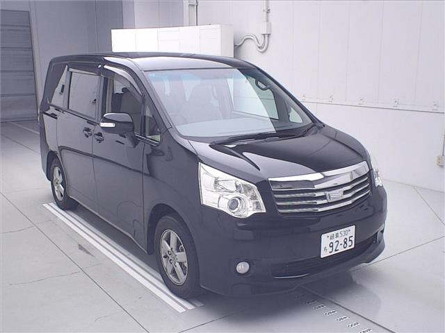 TOYOTA NOAH — фото